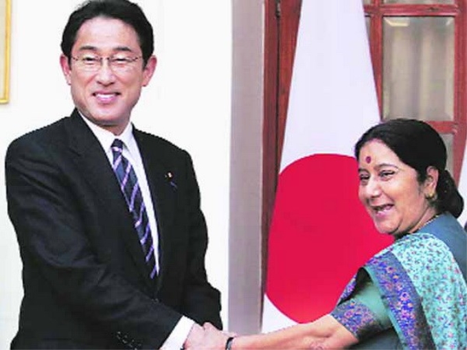 Ngoại trưởng Nhật Bản Fumio Kishida và người đồng cấp Ấn Độ Sushma Swaraj.